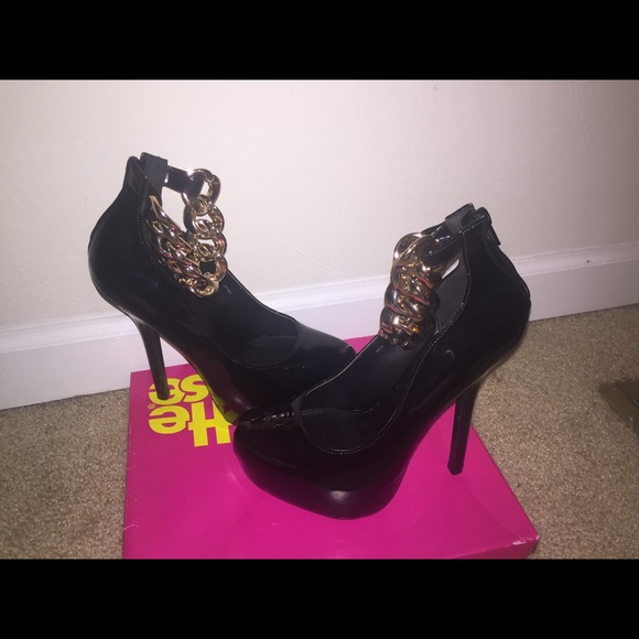 Shiny Black High Heels &Gold Chain - Picture 5 of 6
